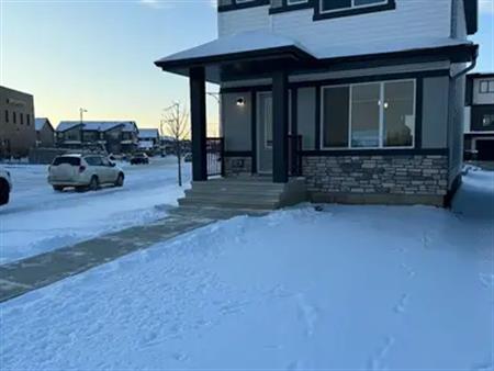 Almost brand new corner home  (3 beds + den) immediatly available for rent | Edmonton