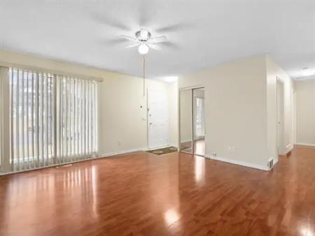 AWESOME 3 BR, Main level, all laminate, 1.5 baths !! | 6827-8 Avenue NE, Calgary
