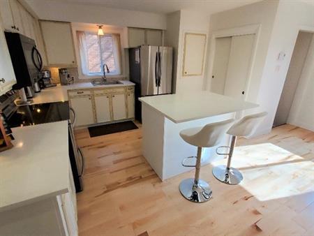 Grand logement rénové de 2125 pi2 au RDC d’un duplex
