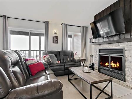 **SAISON DE SKI 2025-26** Belle maison de ville près du Mont-Sainte-Anne, meublée et tout inclus avec stationement! à voir!