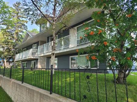 Beautiful renovated 3 bed unit (fourplex) w/huge windows. Avail October 1 2025. | 7920 101 Avenue Northwest, Edmonton