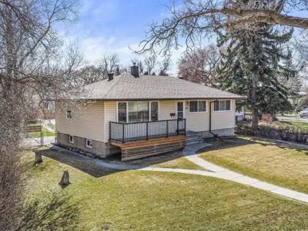 Bungalow in Beautiful Strathearn / Large Yard / Quick Access to Downtown | Edmonton