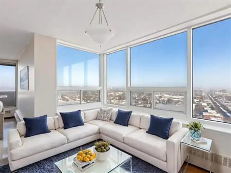 Bromley Square | 2001 Carling Avenue, Ottawa