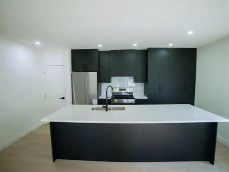 $2,100 – Designer 3-Bedroom Main Floor Unit| Gourmet Kitchen, 2 Spa Baths | 11411 112 Avenue Northwest, Edmonton