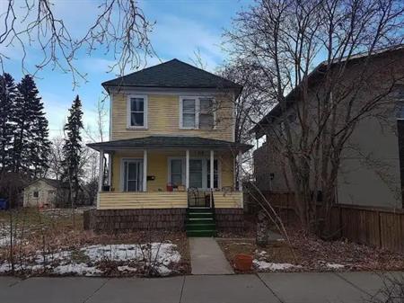 Upstairs 2-BR suite in Heritage House on the Bow River in Inglewood | #2 - 1018 - 8 Ave. S.E.   Inglewood, Calgary