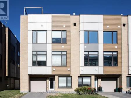 325 FOLIAGE PRIVATE | 325 FOLIAGE PRIVATE, Ottawa