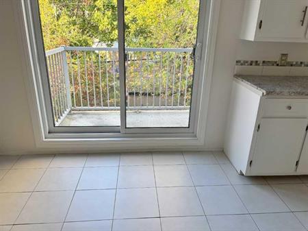 À LOUER | FOR RENT – Grand 3 ½ entièrement rénové / Fully Renovated 3 ½
