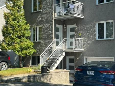 Très grand 4 1/2 à louer à Montréal