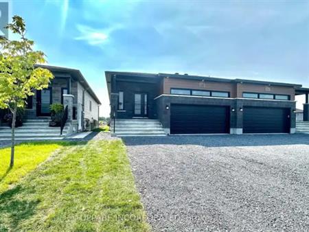 UNIT A - 904 CHABLIS CRESCENT | UNIT A - 904 CHABLIS CRESCENT, Russell