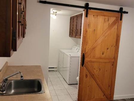 logement 3 1/2 au 1e étage 251 Denison O 885$