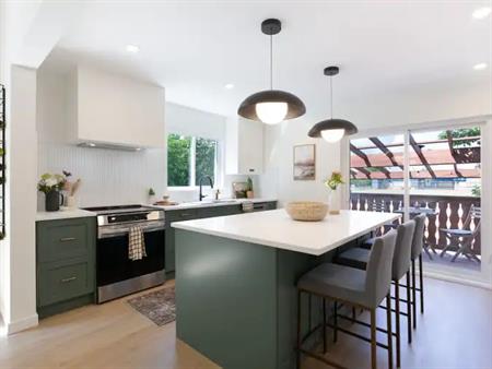 Furnished Executive Rental: Newly renovated cozy home | Calgary