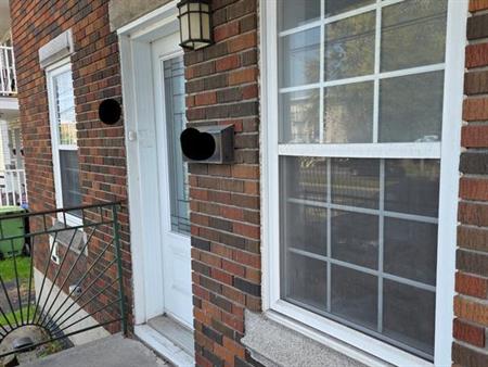 Nouveau sur le marché : grand 5 1/2 situé au RDC avec terrasse à deux pas du Boul. Gouin et Seminare (Saint-Jean-sur-Richelie