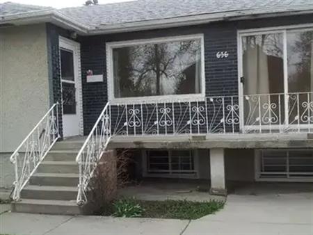 *Clean Cozy Renfrew  Bungalow* | 636 9th Ave NE, Calgary