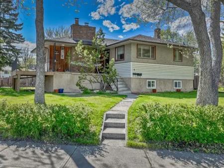 2 bedroom Lynnwood basement suite. 1000 sqft, huge yard | Calgary