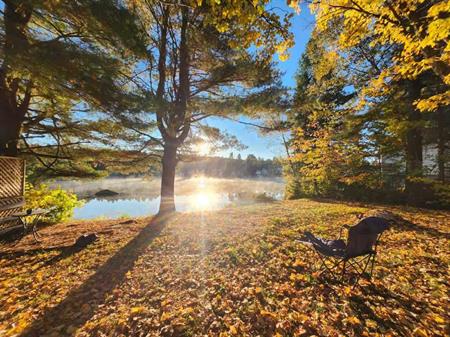 Joli Chalet au bord de l'eau tout équipé à 1 heure de montréal
