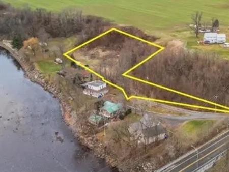 Terrain de 61000 pi2 bord du fleuve avec roulotte toute équipée