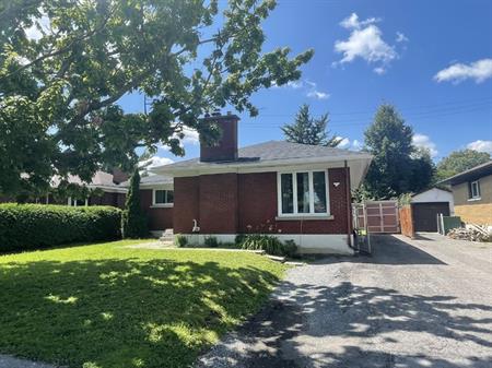 3-bed, 1-bath unit close to downtown, CHEO and Ottawa General Hospital for rent | 2056 Haig Drive, Ottawa