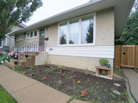 NORTH GLENORA! 3 BEDROOM GIANT YARD! 10 MINS TO DOWNTOWN | 13932 110 Avenue Northwest, Edmonton