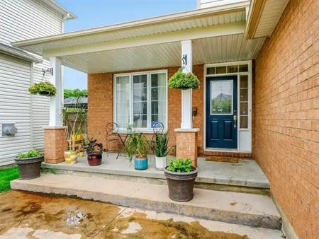 9 Oak Grove - Master Bedroom with Ensuite Bathroom - Move-In Ready! | 9 Oak Grove Street, Nepean