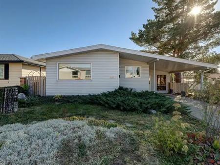 Beautiful 3 Bedroom Bungalow in Mayland Heights! | 2111 Mackid Crescent Northeast, Calgary
