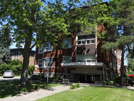 1 1/2 tout rénové à Dorval, près des services