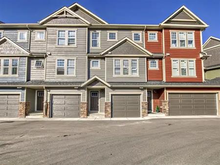Beautiful and comfortable townhouse in Cranston | 247 Cranbrook Square Southeast, Calgary