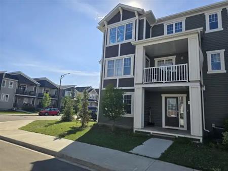 Beautiful 3 bedroom + Office Townhouse | 1512 202 Street Northwest, Edmonton