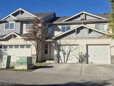 Spacious 3 Bedroom Townhouse in Evergreen | 19 - 19 Eversyde Court Southwest, Calgary