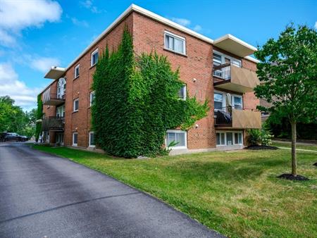 **2 BDRM RENOVATED WITH BALCONY** AVAIL. NOV 1st! | 180 Edinburgh Street, Peterborough