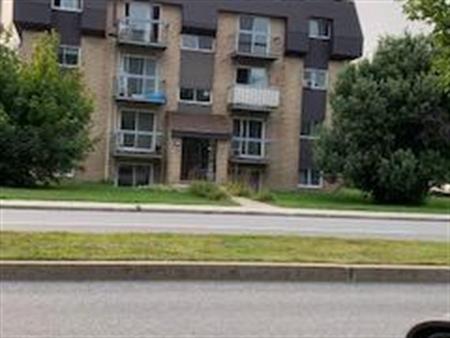 GRAND APPARTEMENT 4 1/2 À LOUER