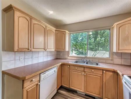Big 2 Bedroom main floor over 1050 sq/ft just fully renovated | 805 8 Ave Ne, Calgary, Calgary