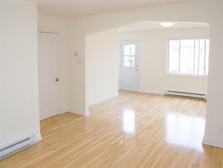 Superbe 3 ½ ensoleillé, libre maintenant, triplex, 2 ième étage, très propre