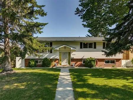 Spacious 6-Bed, 3.5 Bath w/ 2 Kitchens, Steps to U of C, Market Mall | 4808 40 Avenue Northwest, Calgary