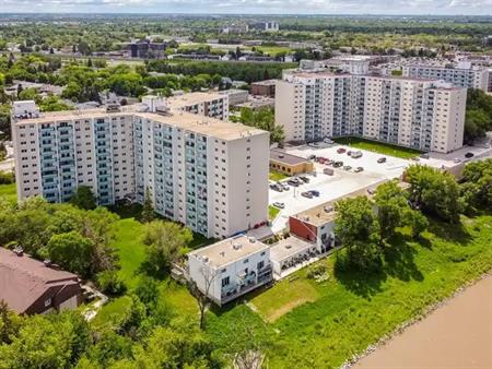 Riverside Plaza | 1660 Henderson Hwy., Winnipeg