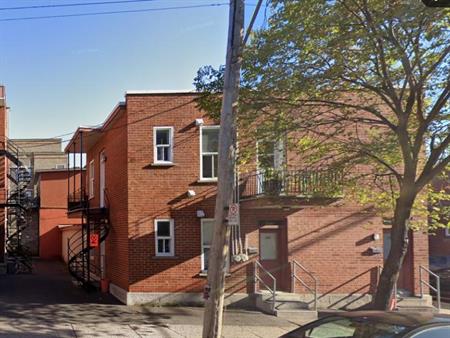 Rosemont/Petite-Patrie - 3 1/2 Rez-de-chaussée Duplex- Chambre fermée