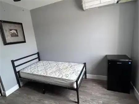 1683 COLLEGE AVENUE South Unit# Room 8 | 1683 COLLEGE AVENUE South Unit# Room 8, Windsor
