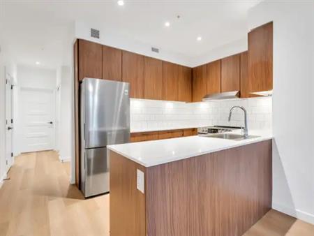 Narrows | 3455 E Hastings, Vancouver