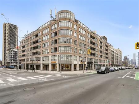 Executive Bright Short-Term Suite at 5 Rosehill — 2BR, Balcony, Parking, Locker | 317 - 5 Rosehill Avenue, Toronto