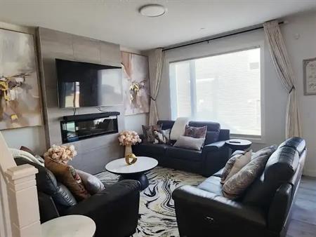 EXECUTIVE 3+ BEDROOM HOME IN CALGARY - LUXURY FURNISHED, ALL UTILITIES INCLUDED | Calgary