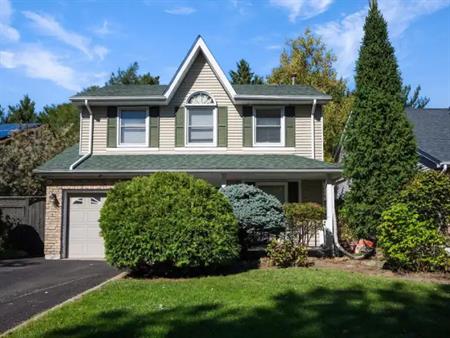 Beautiful and Cozy 3 Bedroom Detached Home backing onto Heart Lake Conservation | 22 Davenrich Court, Brampton