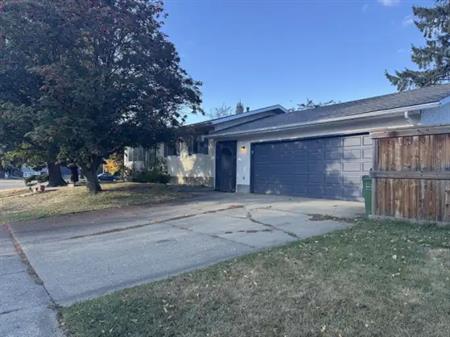 Quiet family home in Menisa, 4 bed, 2.5 bath. | 7628 10 Avenue Northwest, Edmonton