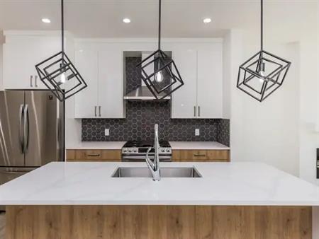 3 Bedroom / 2.5 Bathroom MAIN SUITE in SW Edmonton with Garage | 8082 Kiriak Link Southwest, Edmonton