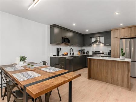 Grand 5 1/2 à Longueuil. Inclus les électroménagers, stationnement, balcon arrière privé.