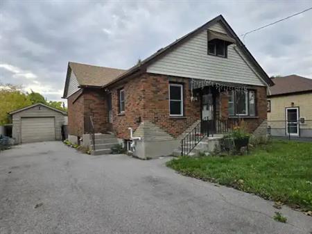 HUGE, 5 Bdrm PRIVATE HOUSE. Functional Layout! Avail NOV 1ST OR SOONER! | 804 Douglas Street, Oshawa