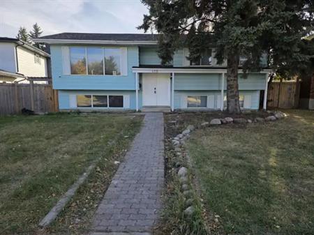 NEWLY RENOVATED 4 BEDROOMS, 2 BATHROOMS AND 2 KITHCENS HOME AVAILABLE FOR RENT | 416 Lee Ridge Road, Edmonton