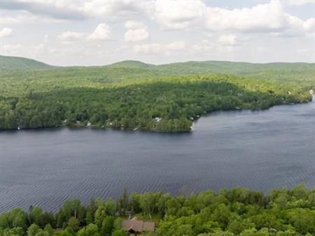 Terrain au bord du l'eau navigable laurentides