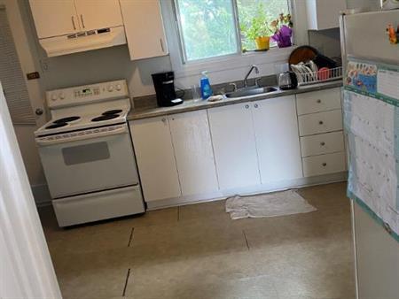 4 ET DEMI DISPONIBLE IMMÉDIATEMENT