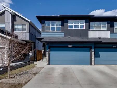 BEAUTIFUL 3 BED 2.5 BATH MAIN FLOOR IN DESIRABLE KESWICK NEIGHBOURHOOD | 2396 Kelly Circle Southwest, Edmonton