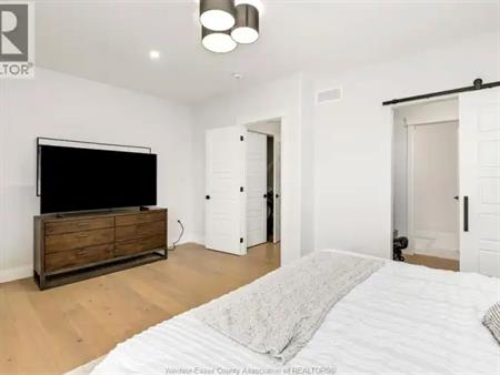 1033 WALKER | 1033 WALKER, Windsor