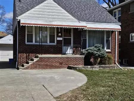 Bedroom $640  incld utities /internet *  MALE  students only, short walk  to U of W. | 336 Partington Avenue, Windsor